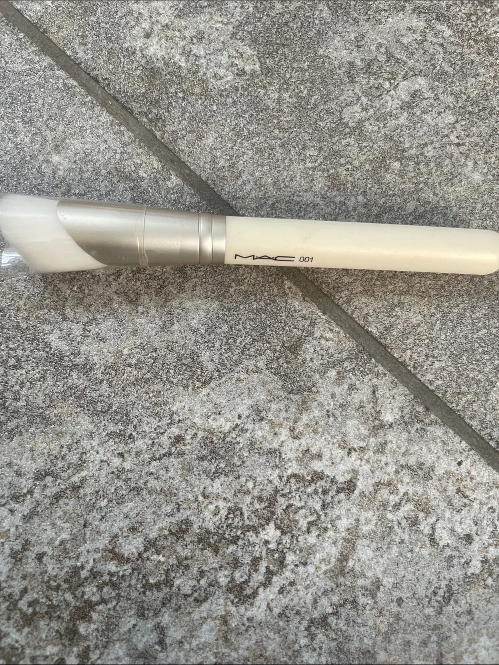 MAC Cosmetics White & Silver Angled Makeup Brush 001